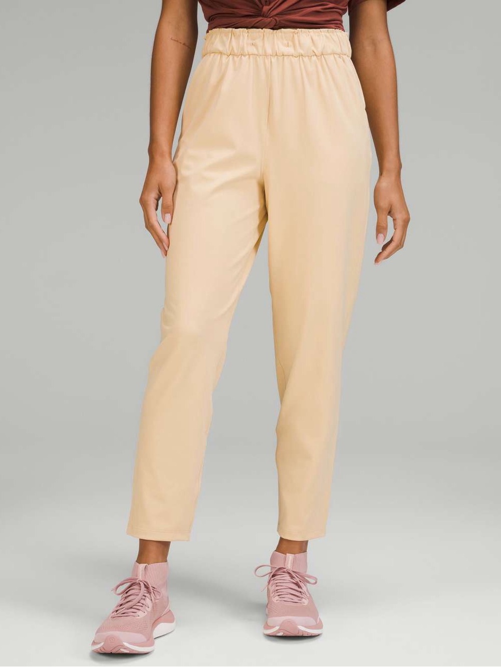 Lululemon Stretch High-Rise Pant 7/8 Length
Prosecco Casual Athleisure.   L23